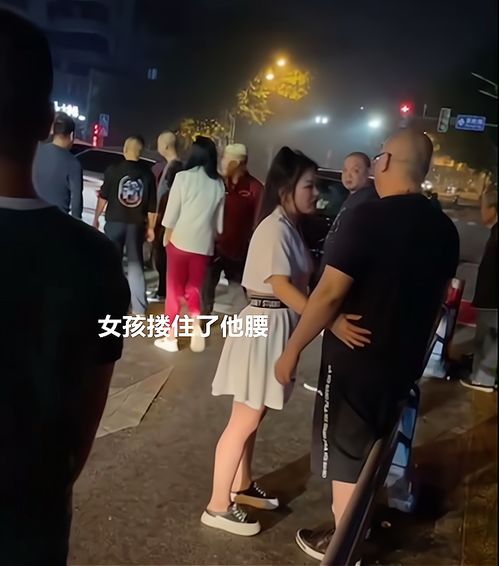 广西女子撞车后使出 美人计 ,央求司机私了, 上来就搂腰
